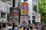 2012-10-17 Συγκέντρωση έξω από βιβλιοπωλείο Κυριακίδη_Eter-20.jpg